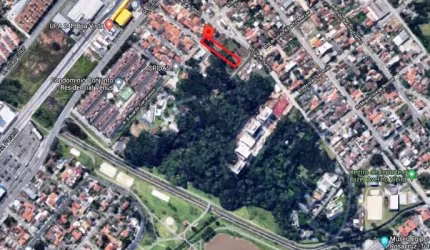 Saraju Imóveis vende lote de frente com o Parque Bacacheri.