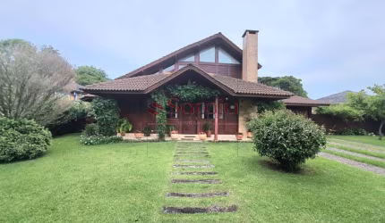 Vende-se Casa com 4 Quartos -260 m² -Averbada  em condôminio em frente ao Clube Curitibano de Golf