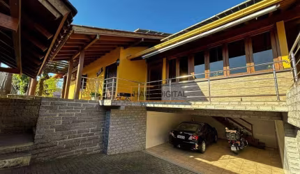 Casa de três dormitórios no Bairro Santa Tereza