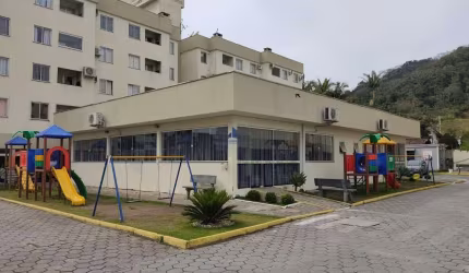 Apartamento com 2 dormitorios e 1 vaga de garagem no Bairro Espinheiros   Itajai