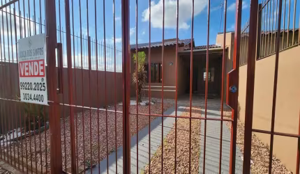 Bela casa de2 dormitórios com pátio