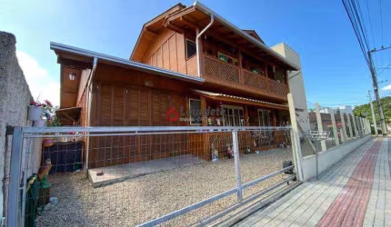 Linda Casa de Madeira a Venda na Guabiruba-SC