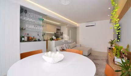 APARTAMENTO SEMIMOBILIADO COM 2 SUÍTES 1 VAGA DE GARAGEM E VISTA PARCIAL DO MAR EM COQUEIROS FLORIANÓPOLIS