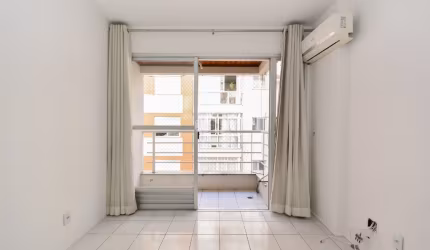 APARTAMENTO SEMIMOBILIADO COM 2 SUÍTES E 1 VAGA DE GARAGEM NO CENTRO DE FLORIANÓPOLIS