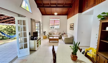 CASA COM VISTA MAR NO AÇORES COM 3 QUARTOS SENDO 1 SUÍTE E 3 VAGAS DE GARAGEM
