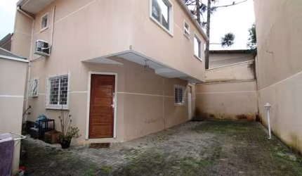 Sobrado com 3 quartos  para alugar, 100.00 m2 por R$2290.00  - Uberaba - Curitiba/PR