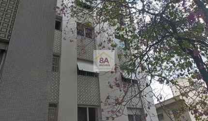 Lindo apartamento , 2 dorm , piso de madeira . Rua tranquilia e a 80 metros de comercios.