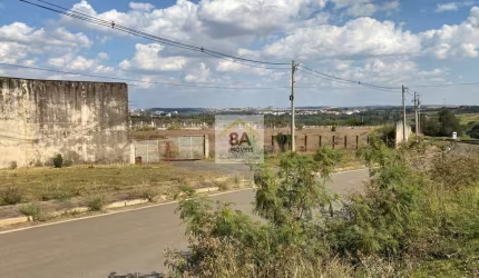 Terreno Industrial (25.000 M²), com 650 m² de área construída, todo murado, Topografia Plana.