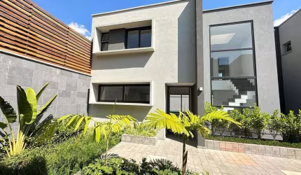 Casa em condomínio para venda com 4 quartos, sendo 4 suítes, 401.12m²