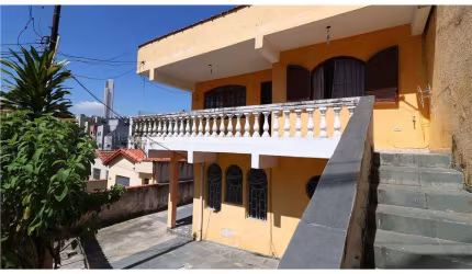 Casa tipo para venda com 8 quartos, sendo 3 suítes, 334m²