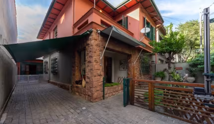 Casa tipo para venda com 3 quartos, 220m²