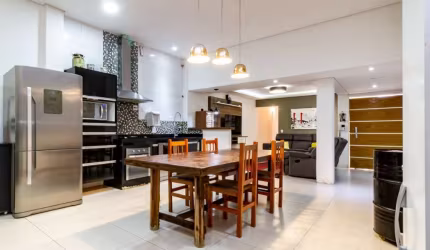 Casa tipo para venda com 4 quartos, sendo 1 suíte, 150m²