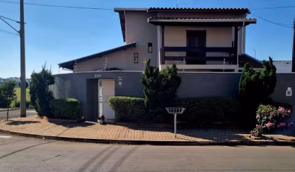 Casa de vila para venda com 5 quartos, sendo 2 suítes, 258m²