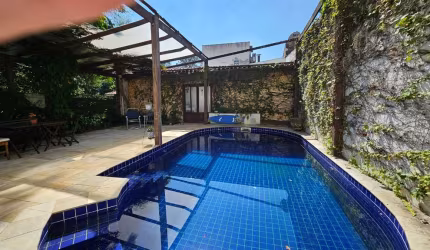 Casa tipo para venda com 3 quartos, sendo 3 suítes, 372m²