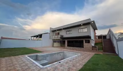 Casa com 3 dormitórios à venda, 270 m² por R$ 1.650.000,00 - Jardim Regina - Botucatu/SP