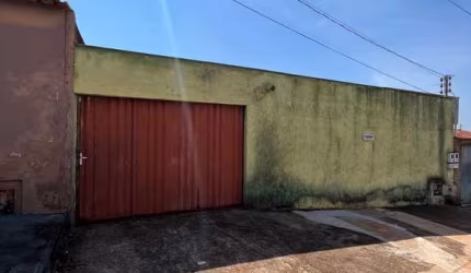 Casa térrea à venda no Residencial Solar Ville com 180 m², quintal e excelente custo-benefício