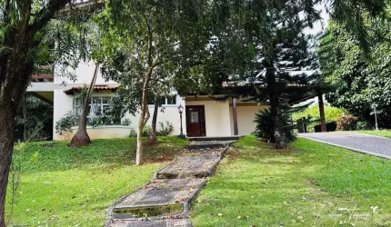 Sobrado Elegante no Aldeia do Vale – Conforto, Privacidade e Contato com a Natureza