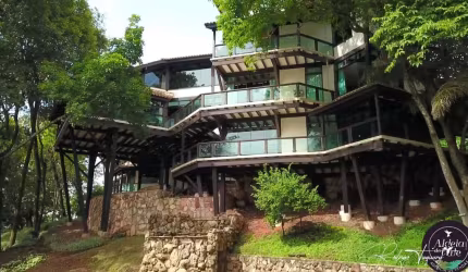 Sobrado Estilo Fazenda no Aldeia do Vale – 5 Suítes, Academia, Elevador e Lazer Completo