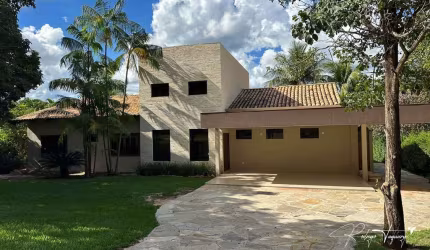 Casa Térrea à Venda no Aldeia do Vale – 4 Suítes, Piscina e Integração Total