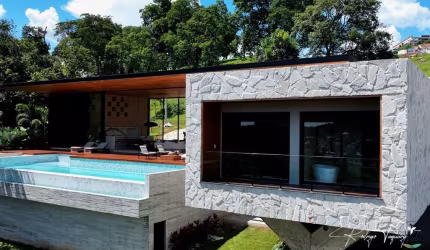 Sobrado Imponente e Mobiliado no Condomínio Aldeia do Vale – Projeto Assinado por Riccioppo Arquitetura