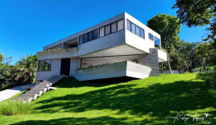 Sobrado Contemporâneo no Aldeia do Vale – Vista Deslumbrante para o Lago e Hípica