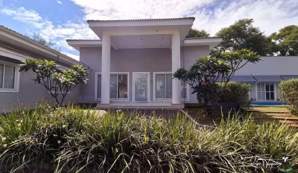 Casa Térrea Exclusiva com Vista Deslumbrante para Mata e Lago – Sofisticação, Conforto e Natureza em Harmonia