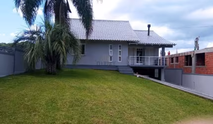 FLUENCE IMÓVEIS VENDE EXCELENTE CASA COM PISCINA NO BAIRRO SANTA MARTA EM BENTO GONÇALVES .