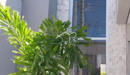 Sobrado semi novo com piscina e 1 dorm no terreo em Condomínio em Indaiatuba