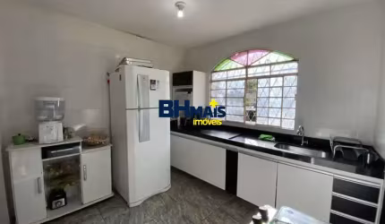 Casa com 5 quartos à venda na Rua dos Advogados, 60, Alípio de Melo, Belo Horizonte por R$ 589.000