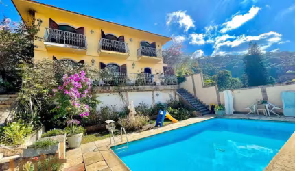 Casa com 3 dormitórios à venda, 146 m² por R$ 820.000,00 - Vale do Paraíso - Teresópolis/RJ