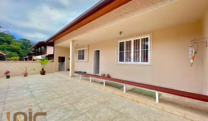Casa com 3 dormitórios à venda, 146 m² por R$ 800.000,00 - Comary - Teresópolis/RJ