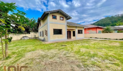 Casa com 6 dormitórios à venda, 180 m² por R$ 800.000,00 - Vargem Grande - Teresópolis/RJ
