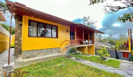 Casa com 3 dormitórios à venda, 250 m² por R$ 1.100.000,00 - Iucas - Teresópolis/RJ