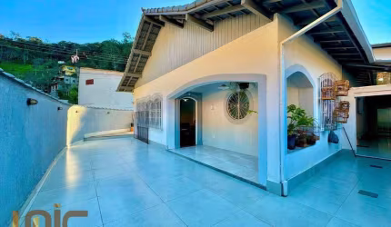 Casa com 3 dormitórios à venda, 186 m² por R$ 990.000,00 - Meudon - Teresópolis/RJ