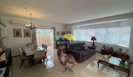 Casa financiável com 3 quartos, sendo duas suítes, a principal com closet, piscina no Carianos - Fl