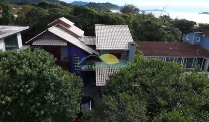 Casa de alvenaria de dois pavimentos com 210m², a 85 metros da Praia da Armação do Pântano do Sul -