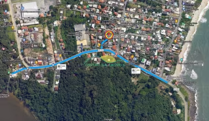 Terreno plano de 491,62m², com duas casas e em servidão sem saída, a 350 m da Praia do Morro das Pe