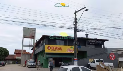 Prédio comercial na principal rua do bairro hoje há um mercado no térreo e uma igreja no piso super