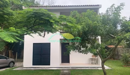 Casa Aconchegante com 2 Dormitórios e Área de Lazer no Morro das Pedras – Aproveite Florianópolis!