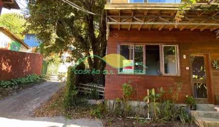 Casa Geminada com quintal Compartilhado no Morro das Pedras - R$2.200,00 + Encargos