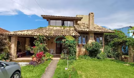 Casa de alvenaria, tijolos a vista, com 2 pavimentos e 218m², não financiável, no Morro das Pedras