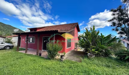 Venda -- Casa Espaçosa de 4 Quartos com Vista para o Mar em Ribeirão da Ilha, Florianópolis - Viva