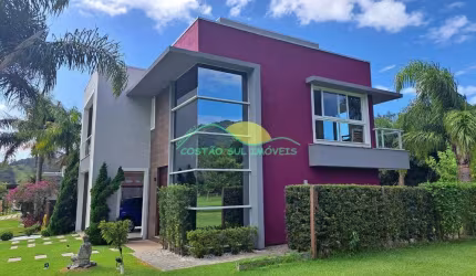 Linda casa de alvenaria de dois pavimentos no Condomínio Jardim Ribeirão I - Ribeirão da Ilha - Flo