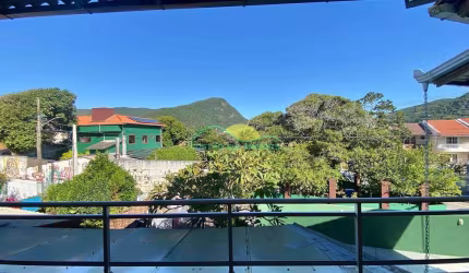 Casa Ampla com 3 Quartos a Poucos Metros da Praia na Armação – Conforto e Localização em Florianópo
