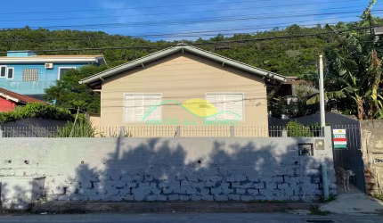 Casa Térrea com 3 Dormitórios no Sul da Ilha no Morro das Pedras em Florianópolis (Venda Somente à