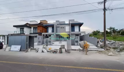 Casa geminada de dois pavimentos, financiável, com 3 suítes, no Marinas do Campeche - Campeche - Fl