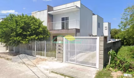 Casa geminada de dois pavimentos, mobiliada, com Escritura Pública e financiável, próxima a Pizzari