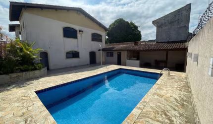 Casa de 4 Dorm c /3 suítes, CHURRASQUEIRA, 8 VAGAS. 326 m² de área útil. Bairro; Canto do forte.