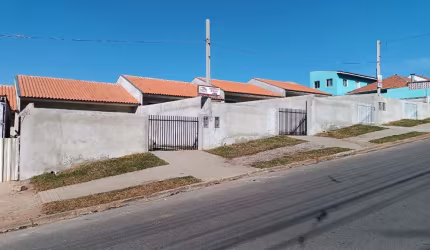 CASA  PRONTA EM COLOMBO COM AMPLO TERRENO