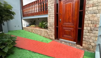 CASA COM  4 DORMITORIOS AREA GOURMET